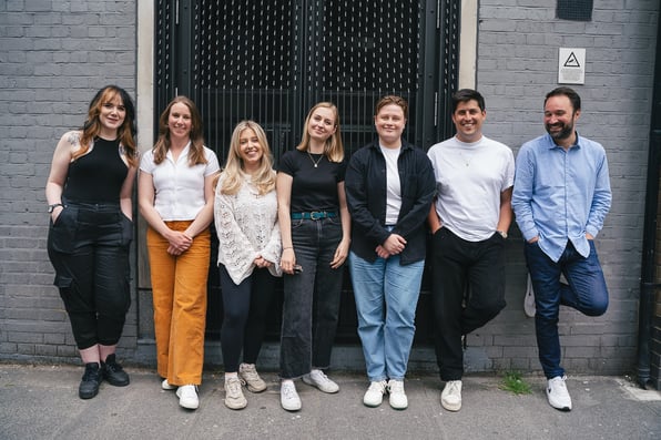 Paige, Elyse, Janie, Laura, Molly, Ben, and Julien leaning against a wall